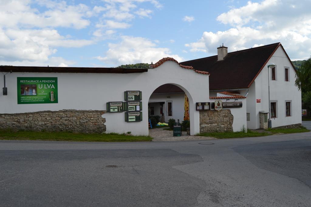 Restaurace A Penzion U Lva Karlštejn Eksteriør billede