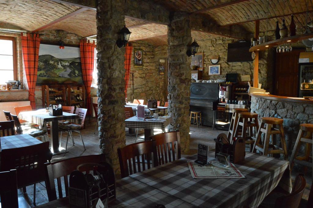 Restaurace A Penzion U Lva Karlštejn Eksteriør billede