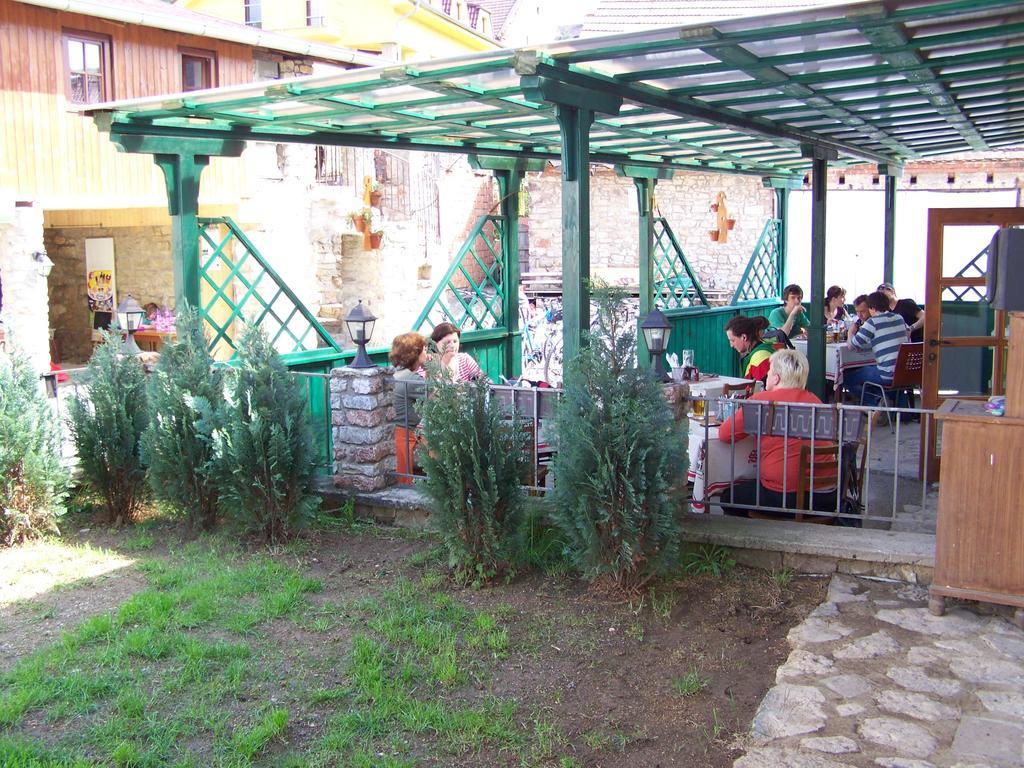 Restaurace A Penzion U Lva Karlštejn Eksteriør billede