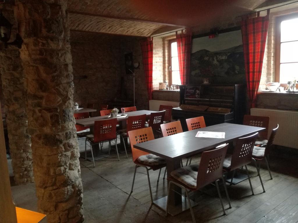 Restaurace A Penzion U Lva Karlštejn Eksteriør billede
