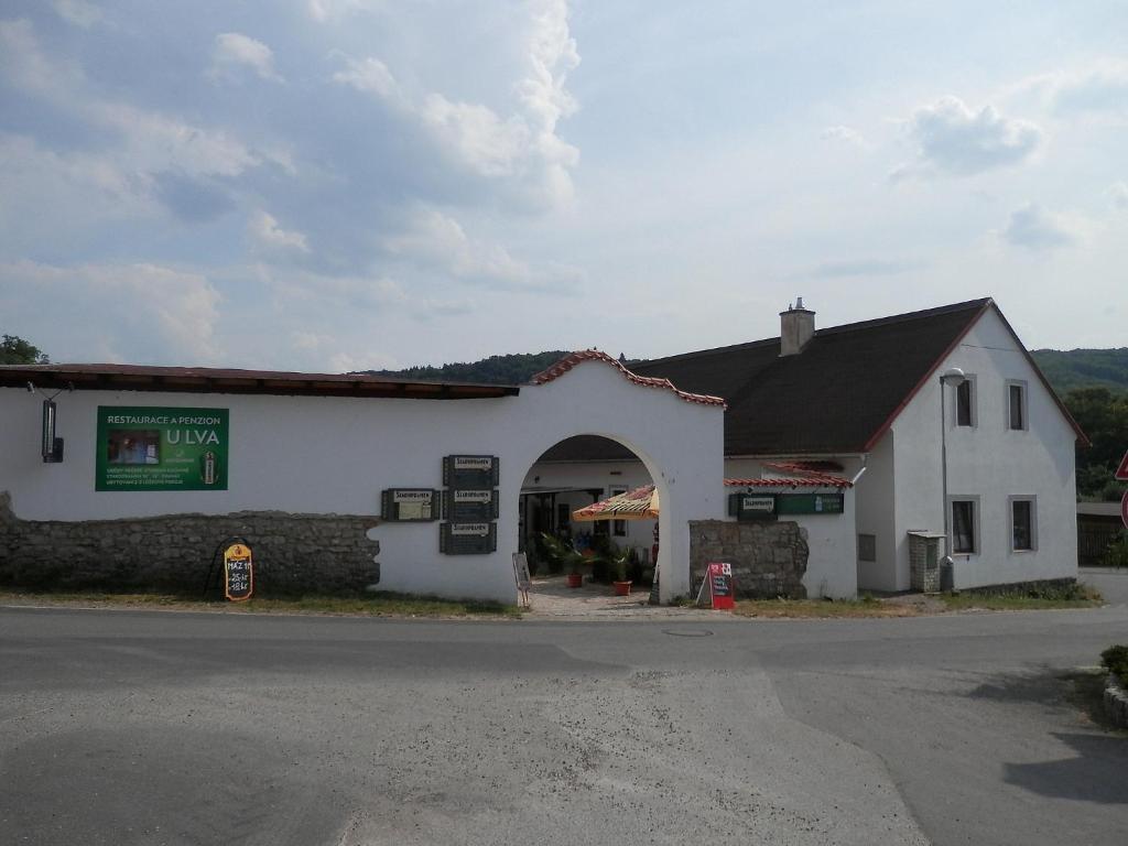 Restaurace A Penzion U Lva Karlštejn Eksteriør billede