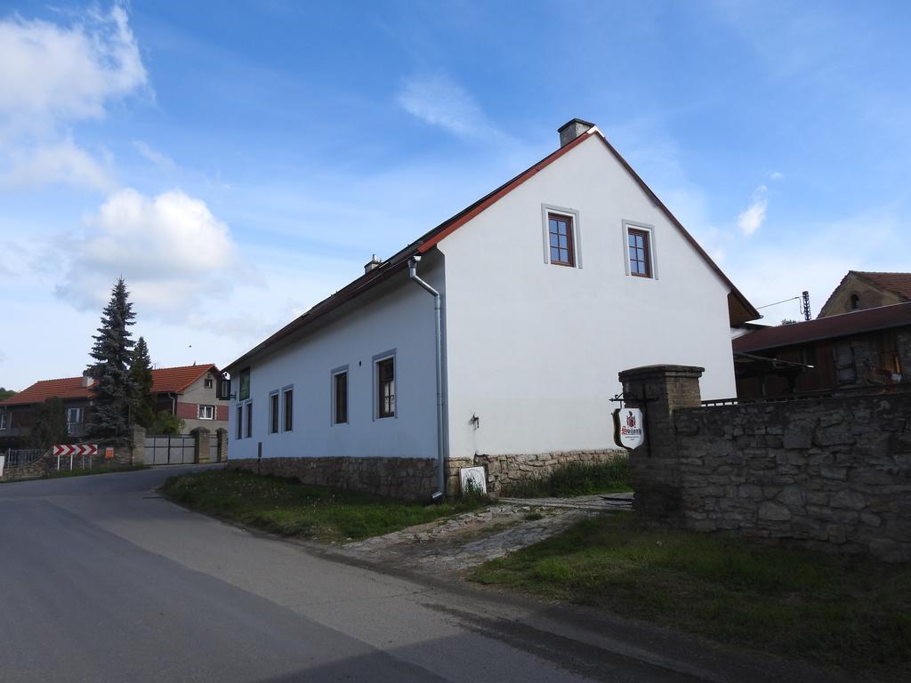 Restaurace A Penzion U Lva Karlštejn Eksteriør billede