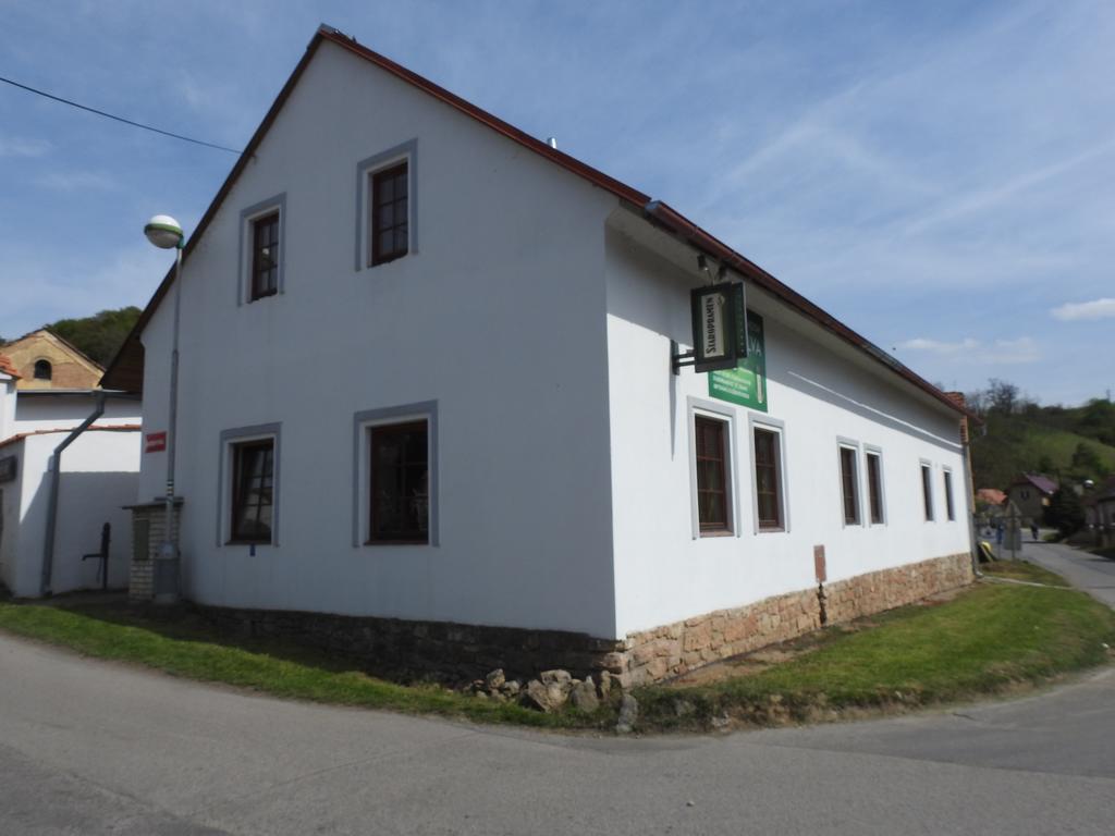 Restaurace A Penzion U Lva Karlštejn Eksteriør billede