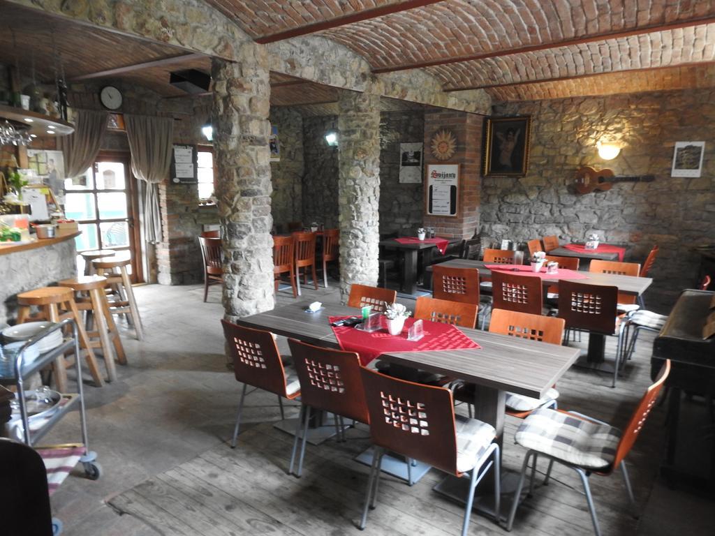Restaurace A Penzion U Lva Karlštejn Eksteriør billede