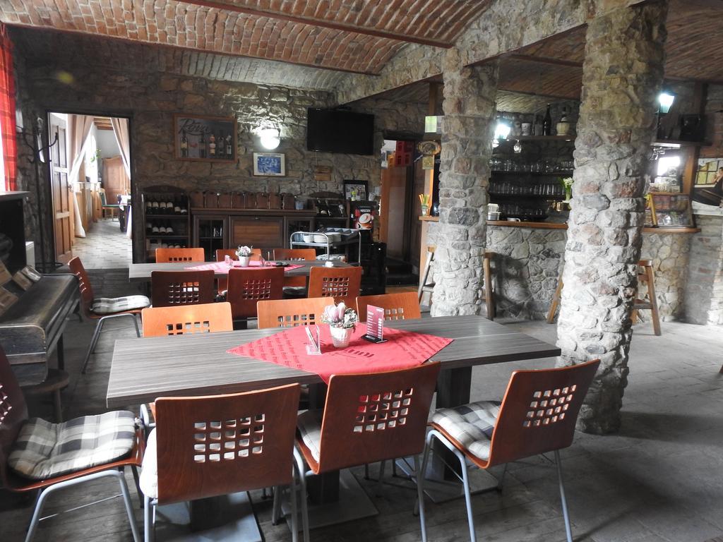 Restaurace A Penzion U Lva Karlštejn Eksteriør billede