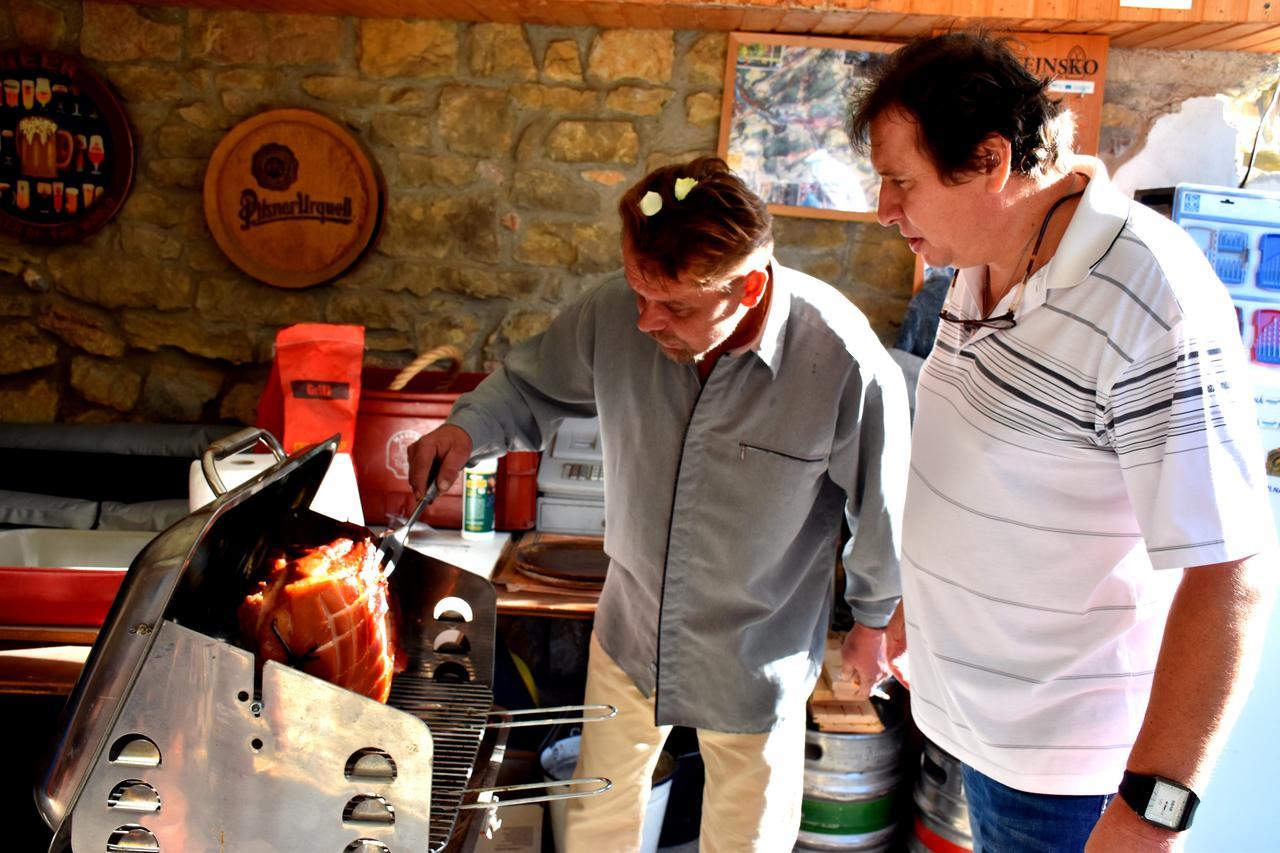Restaurace A Penzion U Lva Karlštejn Eksteriør billede